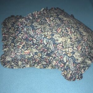 💐FLORAL square ruffle pillows  tiny flaw size 17” X 17”